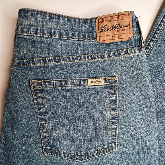 Levi Strauss Signature Low rise Bootcut Jeans Women Misses 14 Short (36x29) Blue - Picture 2 of 10
